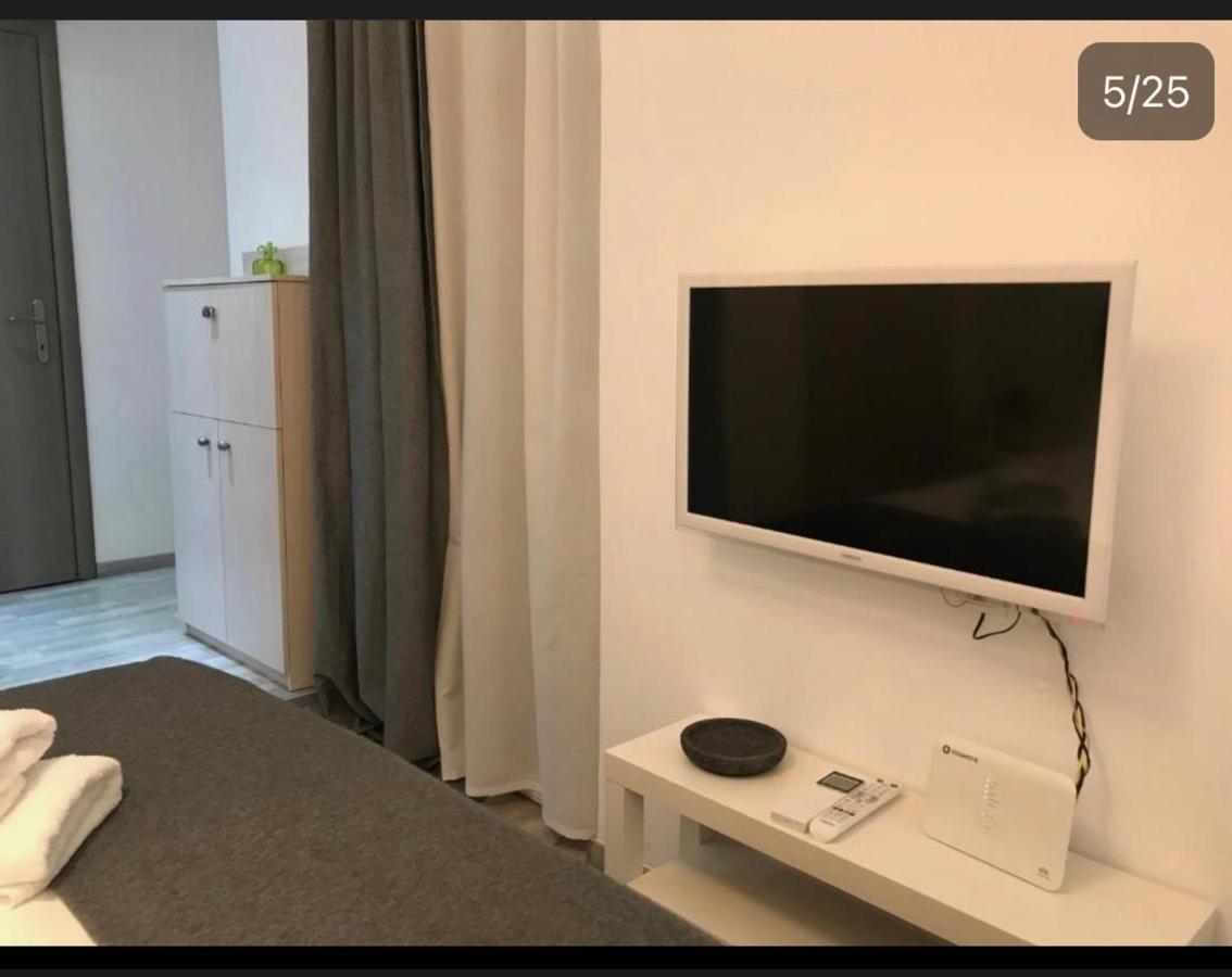 Small Budget Diamond Apartment In Agias Sofias. Thessaloniki Buitenkant foto