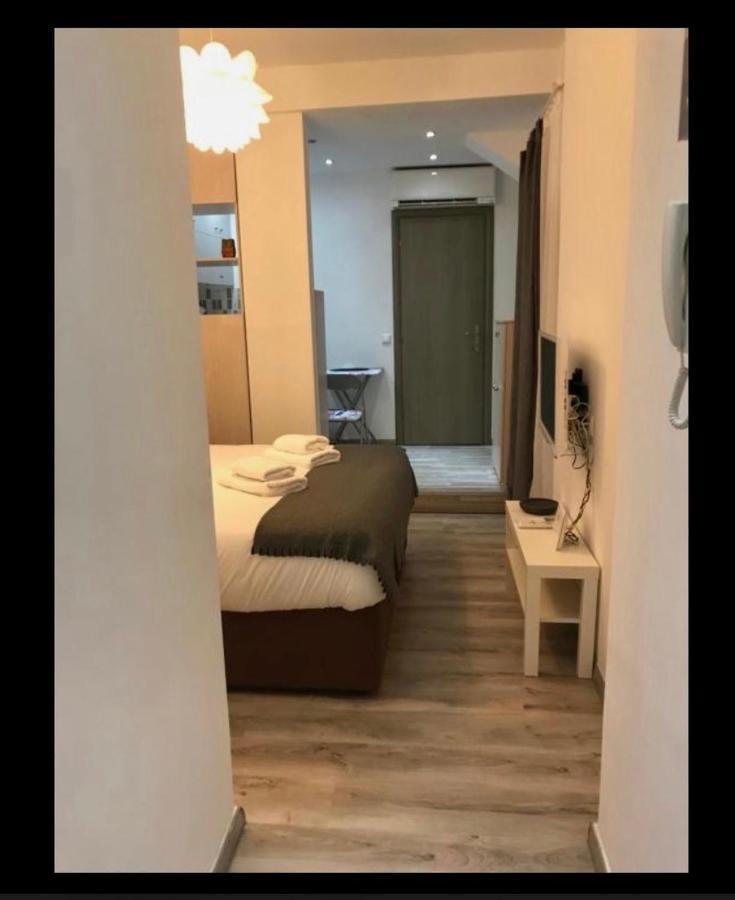 Small Budget Diamond Apartment In Agias Sofias. Thessaloniki Buitenkant foto